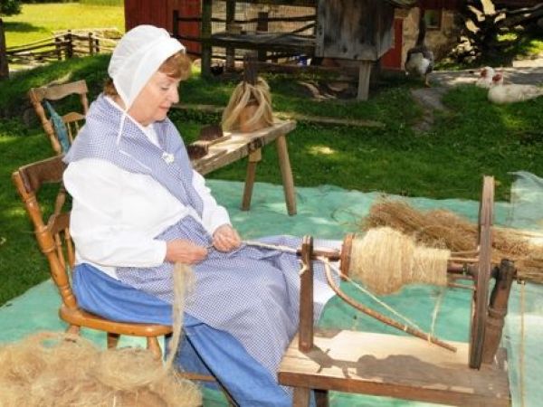 bev_kleinle_tow_wheel_web_sm_9147_jul09